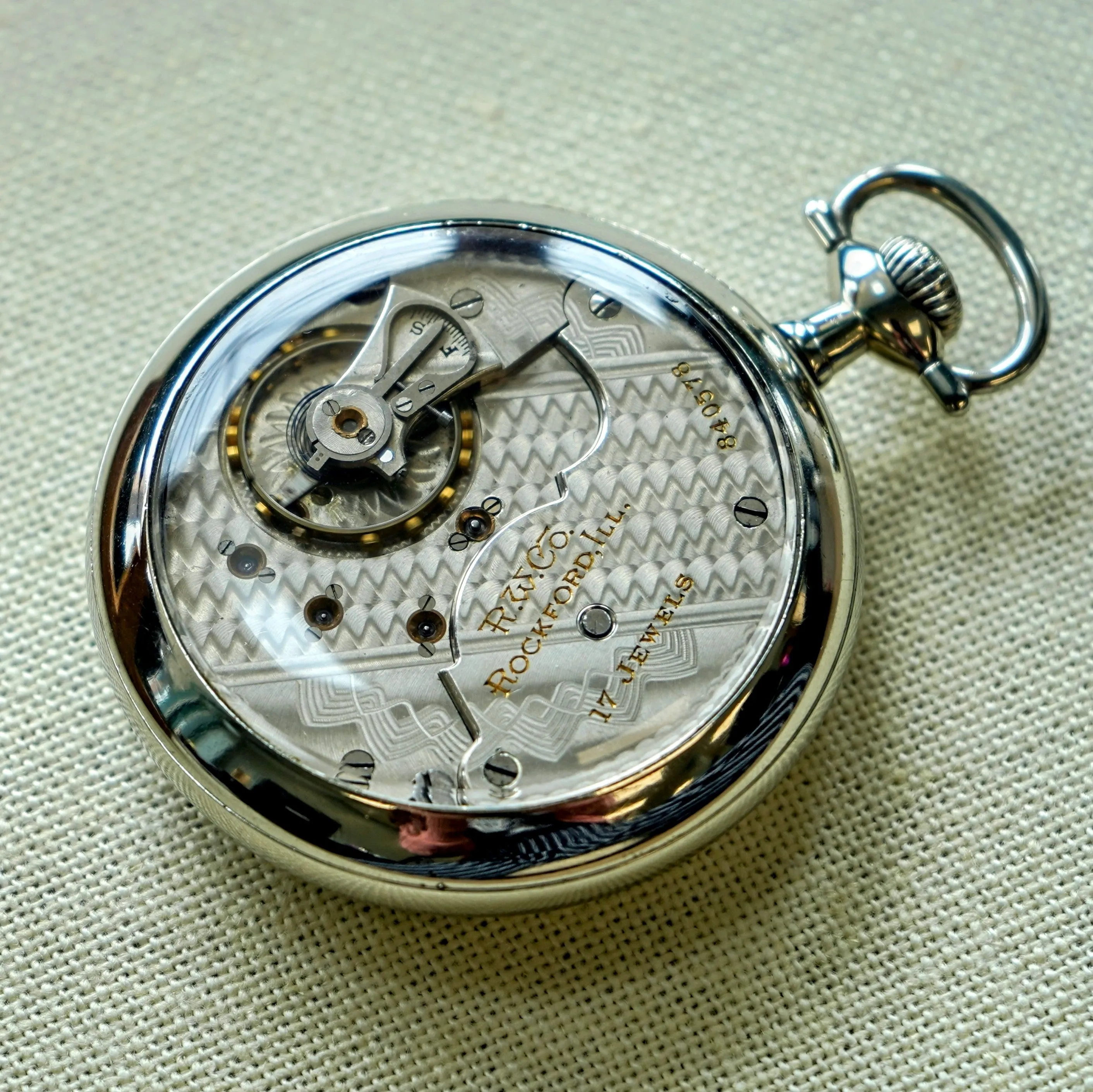 1910 ROCKFORD Watch Co. Pocket Watch 18s Grade 935 Lever Set 17 Jewels - Openface Display Back