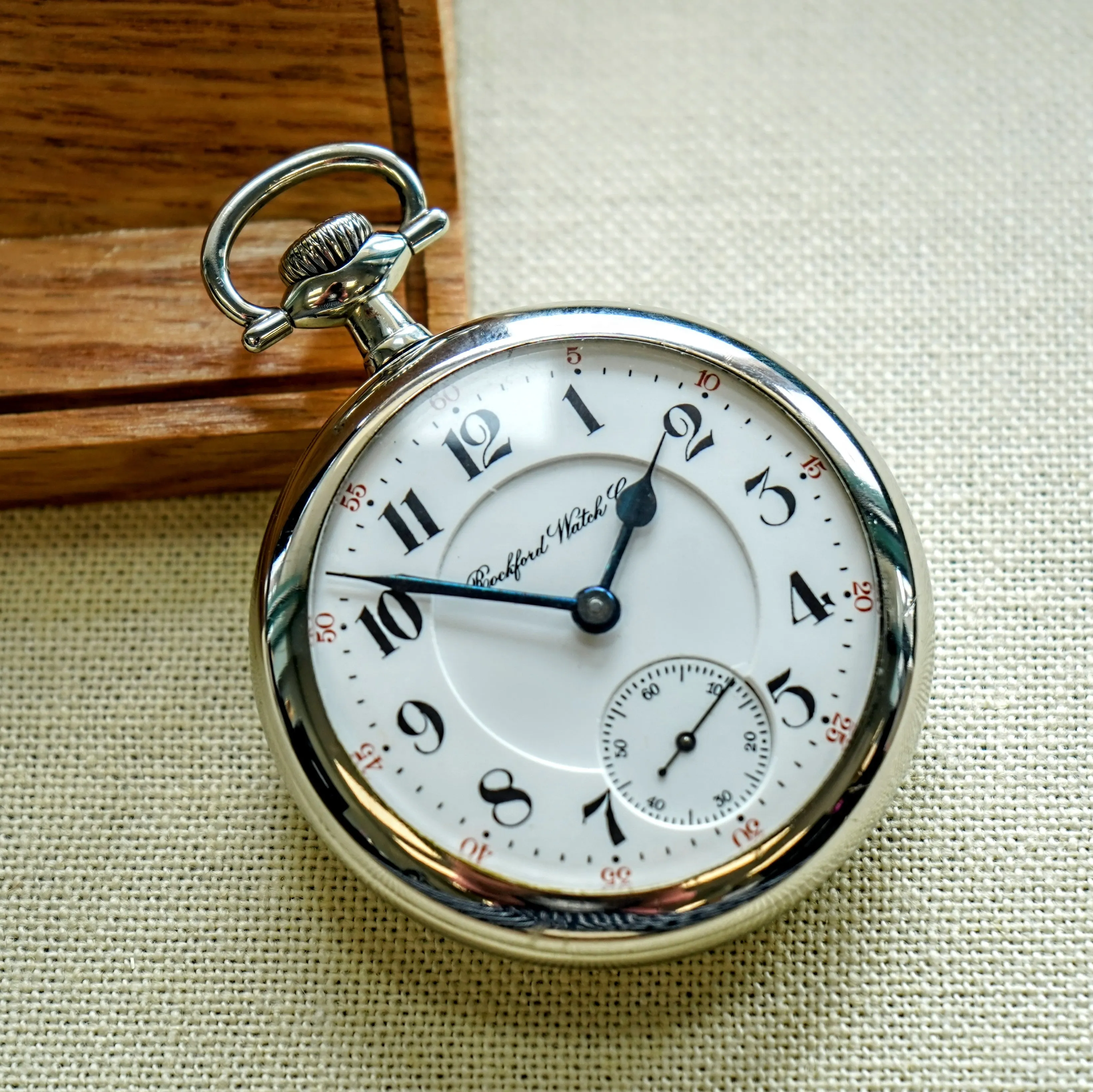 1910 ROCKFORD Watch Co. Pocket Watch 18s Grade 935 Lever Set 17 Jewels - Openface Display Back