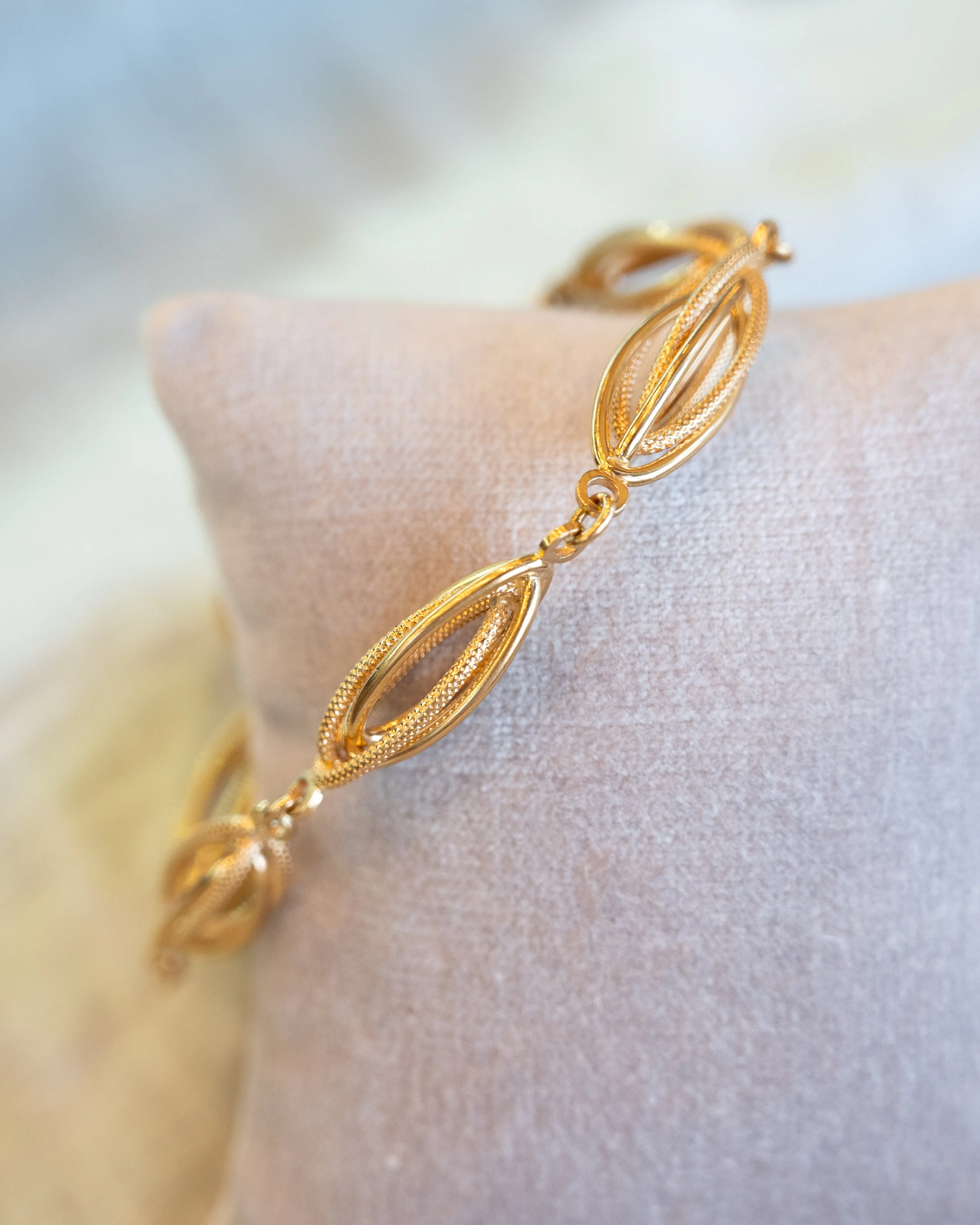 Vintage Mid-Century Oval Link Bracelet in 18k